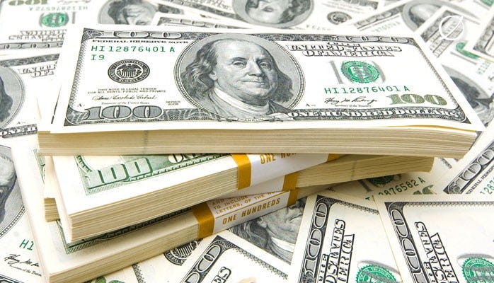 الدولار ينتعش من أدنى مستوياته