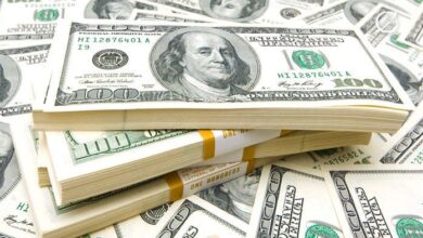 الدولار ينتعش من أدنى مستوياته