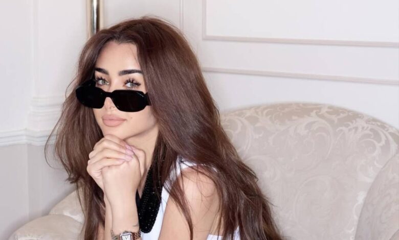 إطلالة هنا الزاهد كتلميذة مدرسة