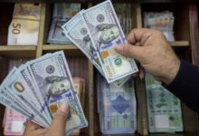 الدولار ينتعش من أدنى مستوياته