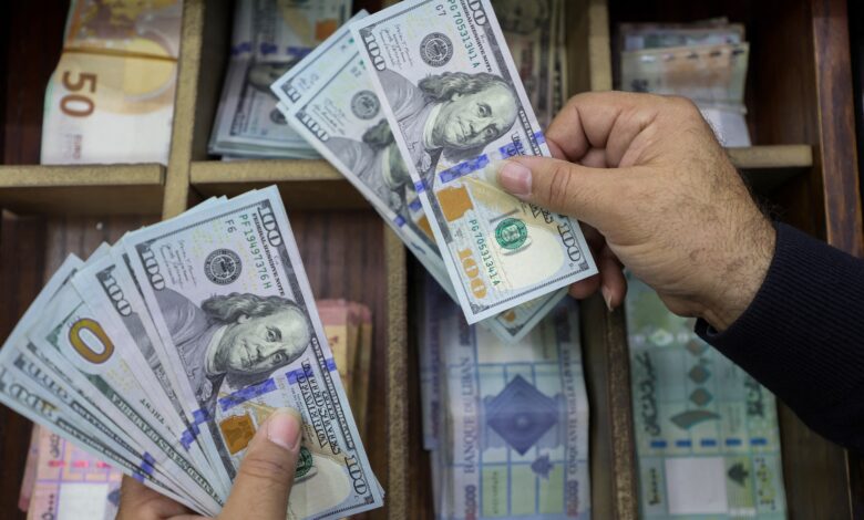 الدولار ينتعش من أدنى مستوياته