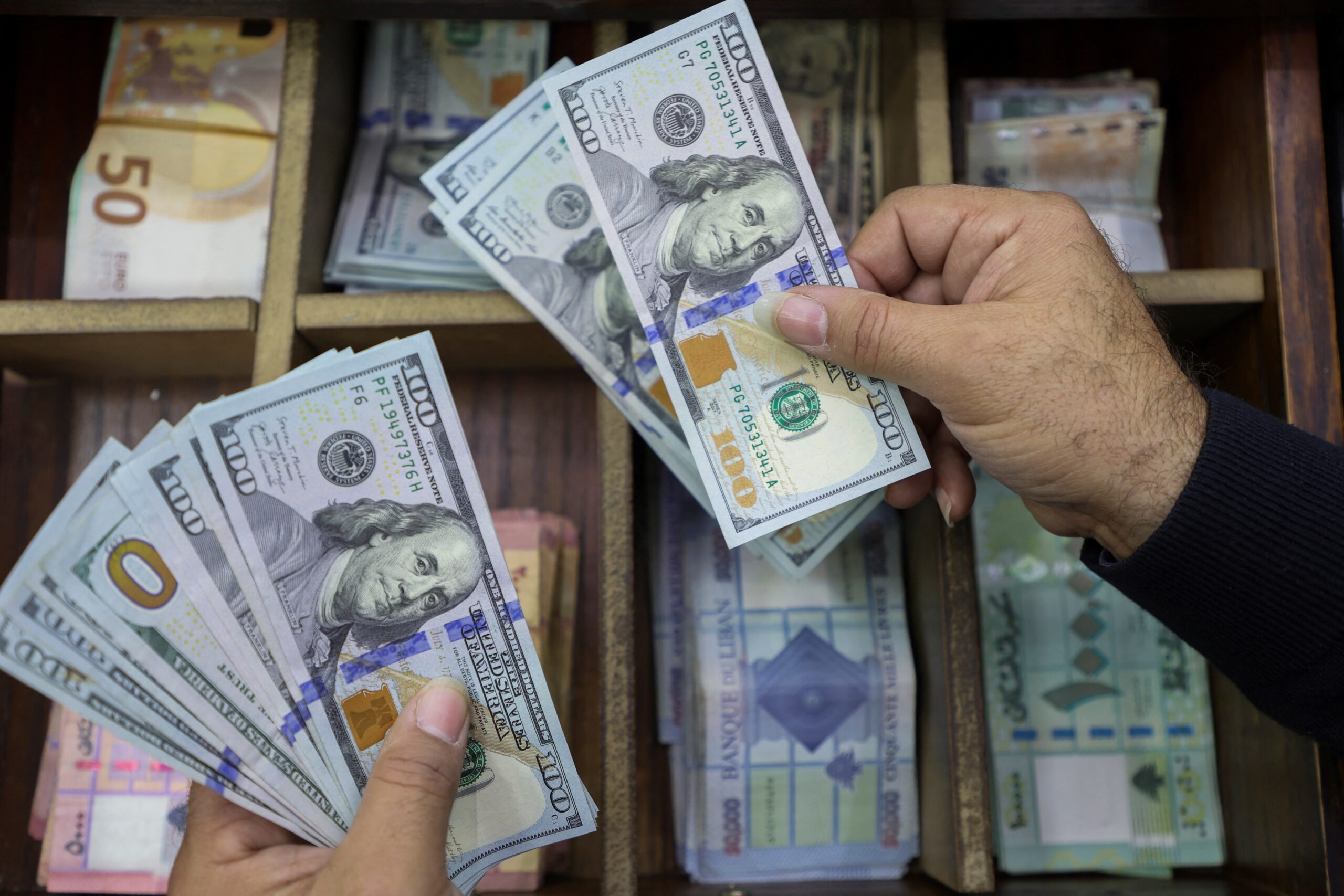 الدولار ينتعش من أدنى مستوياته