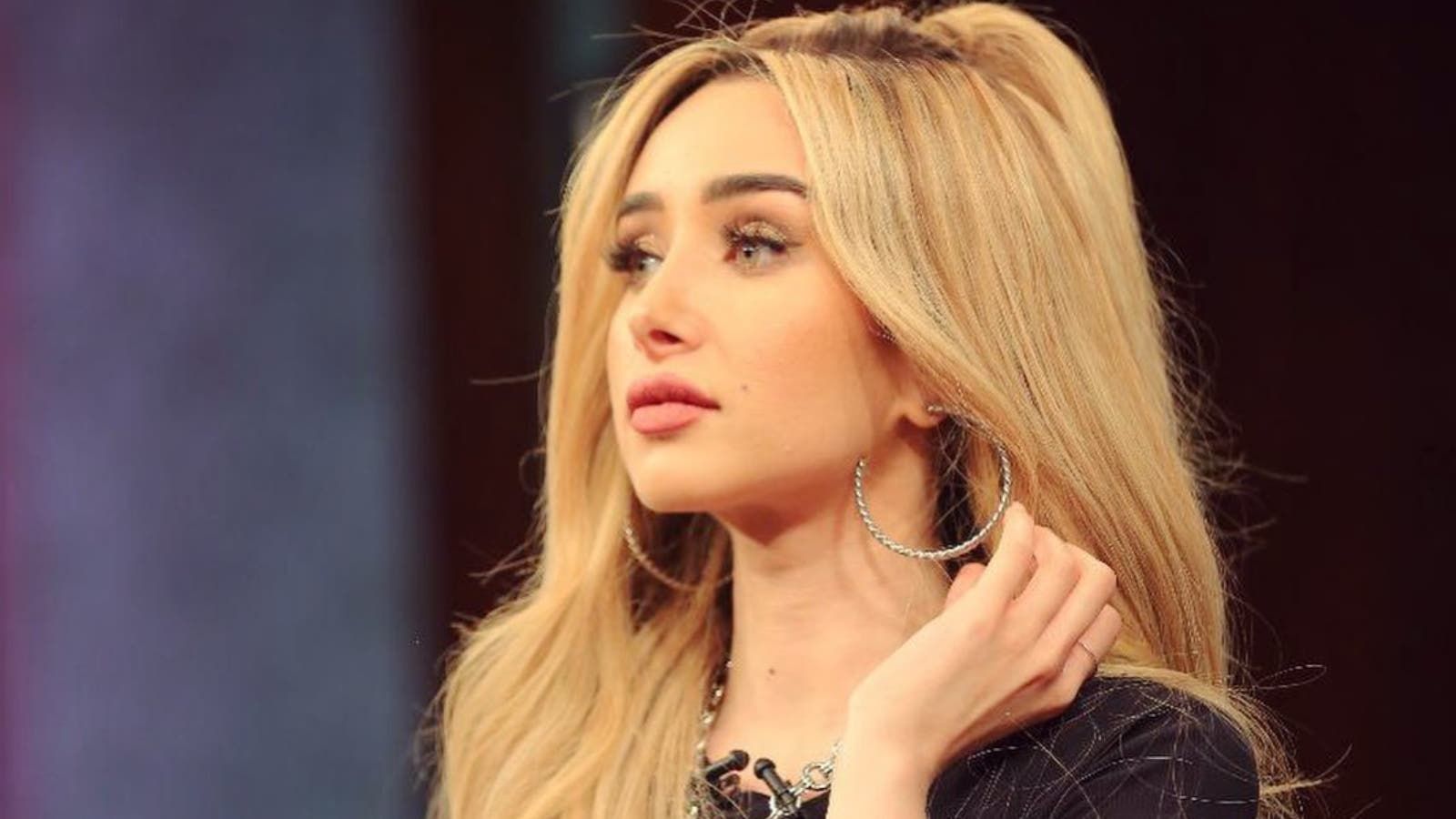 هنا الزاهد تفاجئ جمهورها