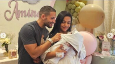أسماء أبو اليزيد مع ابنتها أمينة بعد الولادة