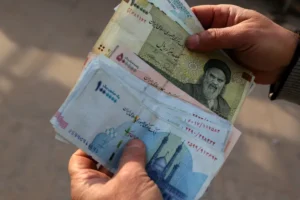 الريال الإيراني ينهار والدولار يتجاوز 2.2 مليون ريال