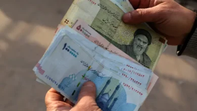 الريال الإيراني ينهار والدولار يتجاوز 2.2 مليون ريال