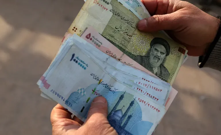 الريال الإيراني ينهار والدولار يتجاوز 2.2 مليون ريال