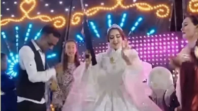 عروس تحمل سلاحاً آلياً فوق الكوشة خلال حفل زفاف في قنا