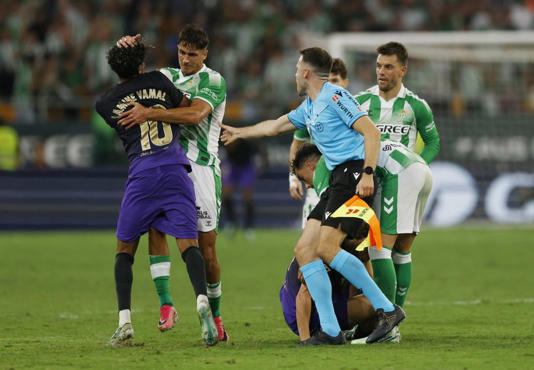 فاكوندو برنال لاعب ريال بيتيس وعقوبة الإيقاف أربع مباريات بعد واقعة لامين جمال