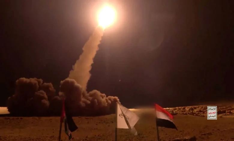 اعتراض صاروخ باليستي شمال الرياض واستهداف مطار عدن