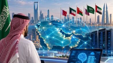 تصميم تقني يعبّر عن الربط الرقمي بين دول الخليج وتكامل قدرات الذكاء الاصطناعي والحوسبة