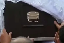 تشييع جثمان المضيفة المصرية عزة رمزي ولف نعشها بفستان زفافها بعد حادثة مطار الرياض