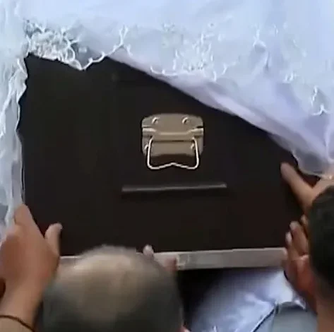 تشييع جثمان المضيفة المصرية عزة رمزي ولف نعشها بفستان زفافها بعد حادثة مطار الرياض