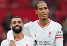 فيرجيل فان دايك ومحمد صلاح في سياق تقارير انتقال قائد ليفربول المحتمل إلى طرابزون سبور التركي