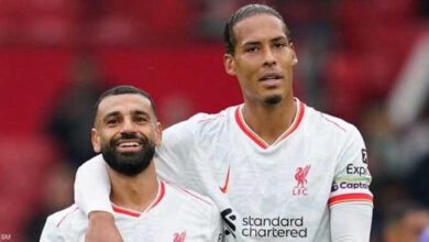 فيرجيل فان دايك ومحمد صلاح في سياق تقارير انتقال قائد ليفربول المحتمل إلى طرابزون سبور التركي